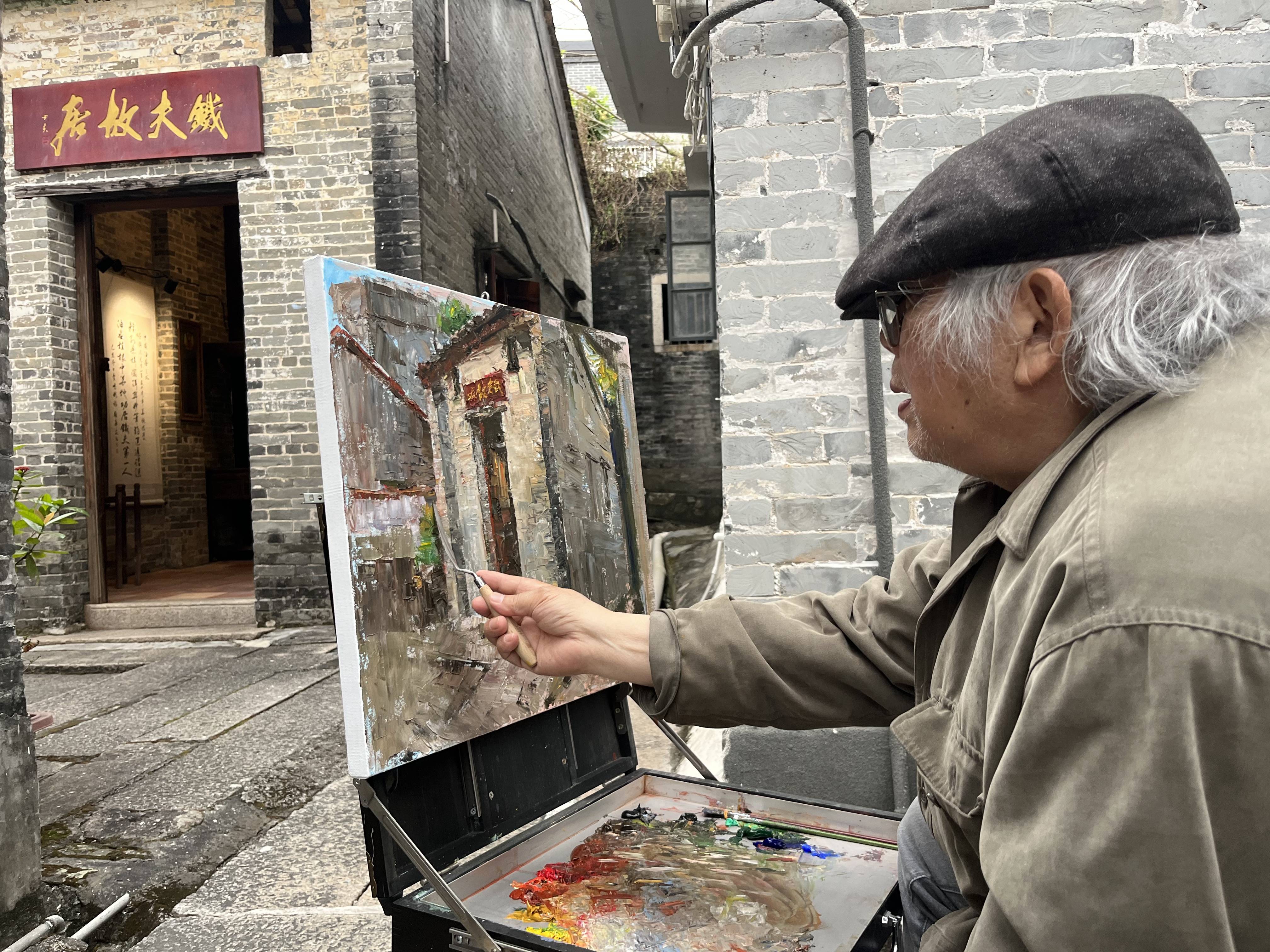 1.美国油画大师、华人美术家涂志伟在铁夫故居前写生 .jpg