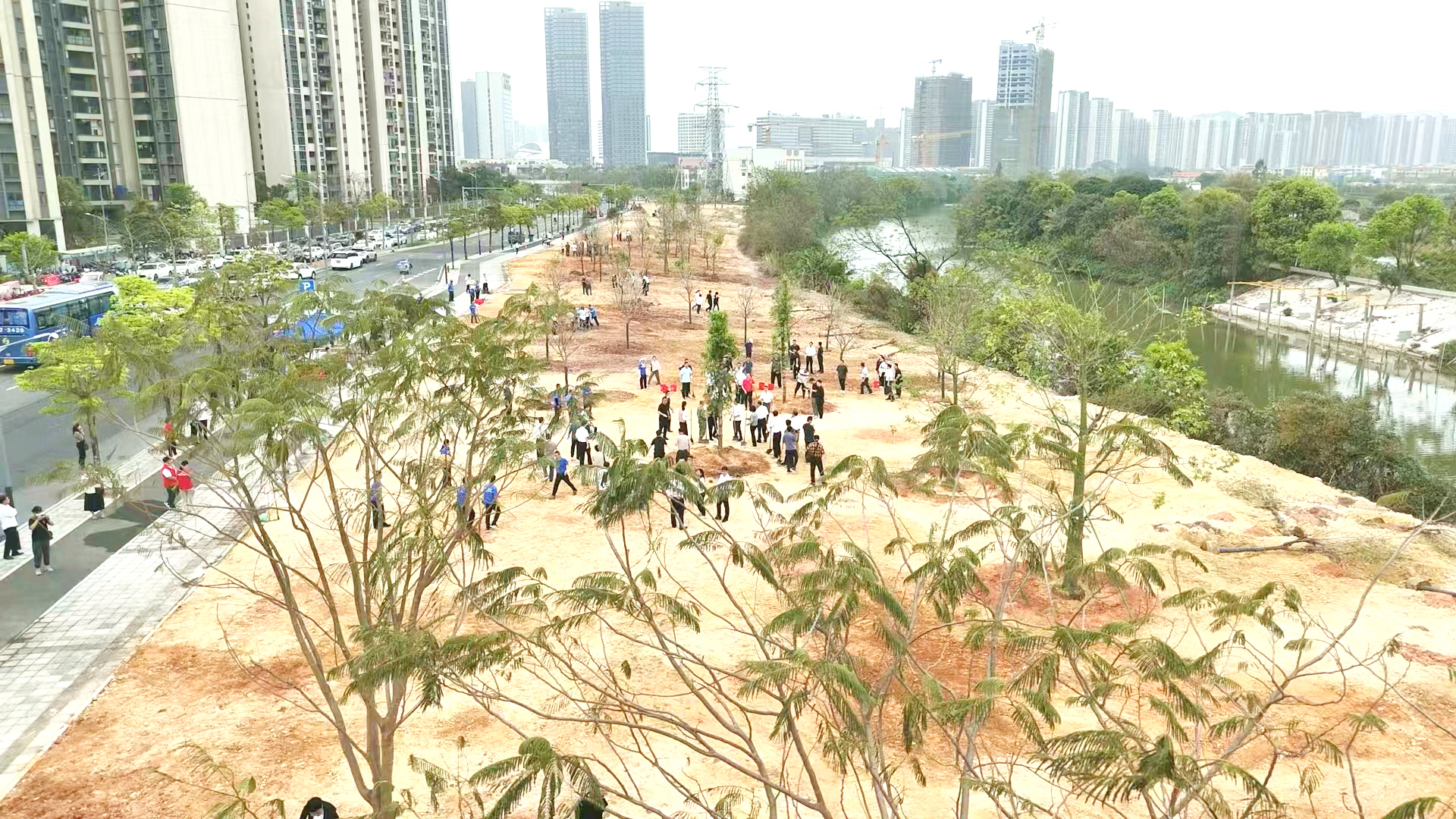 2. 3月14日,市乡村绿化美化行动暨“同心林”义务植树活动现场 .jpg